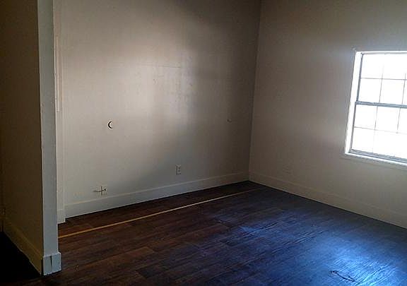 Huge bedroom with 9-ft ceiling and washer/dryer hookup