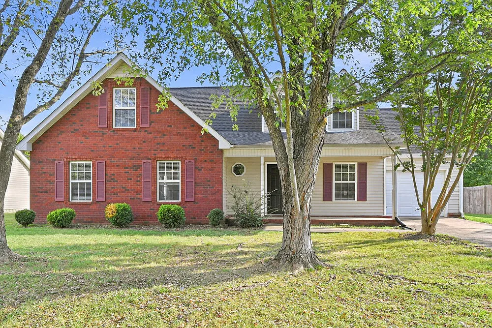 3 bed, 2.0 bath, 2070 sqft, $2,295 — Photo 1