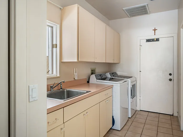 266 Riverway Dr — Photo 18