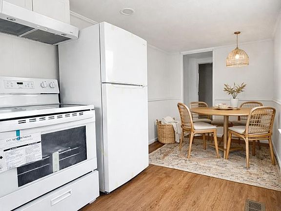 3rd image of 152 Hill Ave
