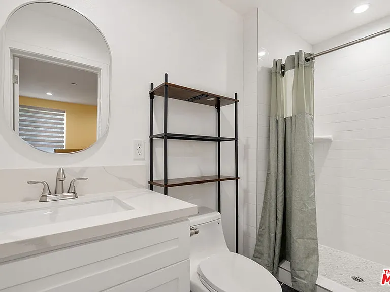 1341 N Mariposa Ave — Photo 37