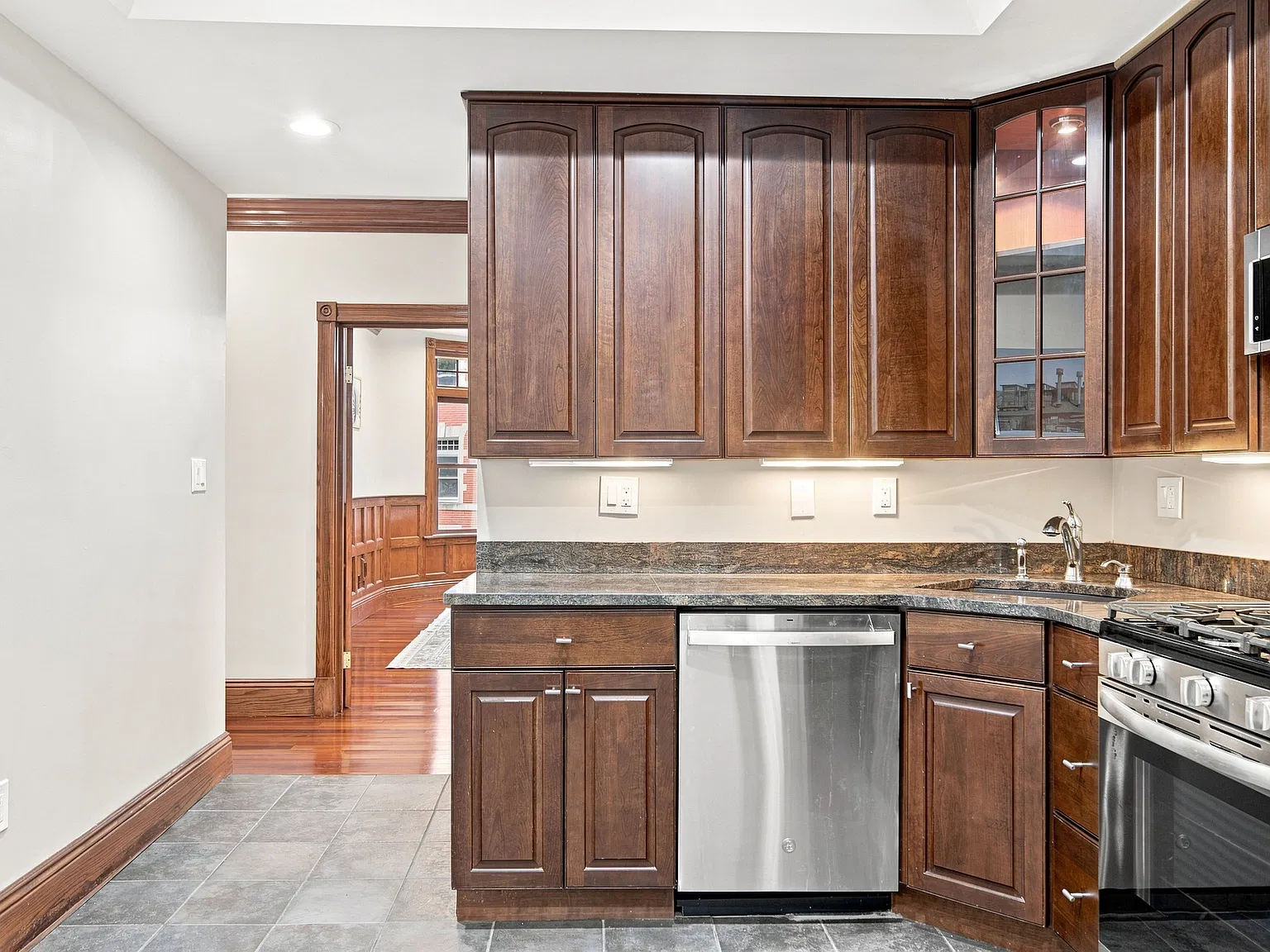4 bed, $4,000 — Photo 2