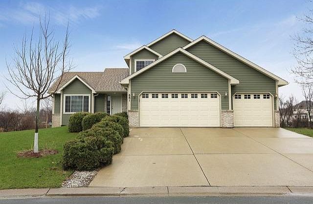 1st image of 881 Goldfinch Dr