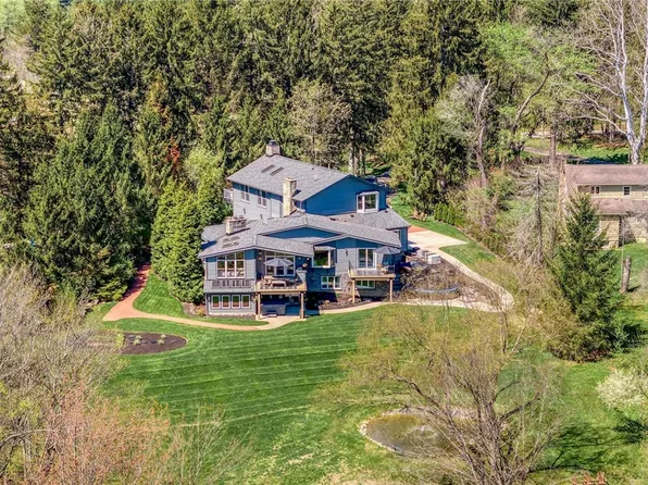 15511 Russell Rd, Chagrin Falls, OH 44022