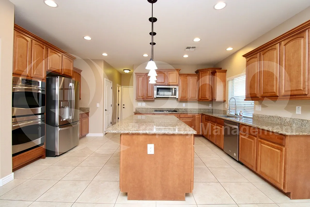 4 bed, 2.5 bath, 3508 sqft, $4,550 — Photo 4
