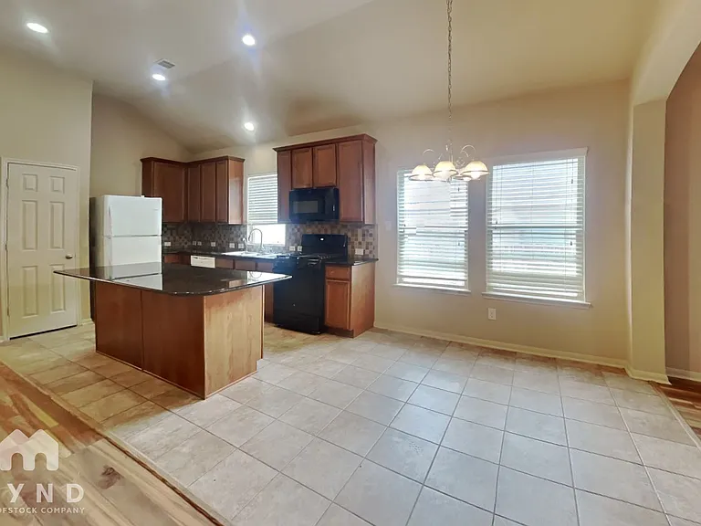 1411 Cameron Park Ln — Photo 5