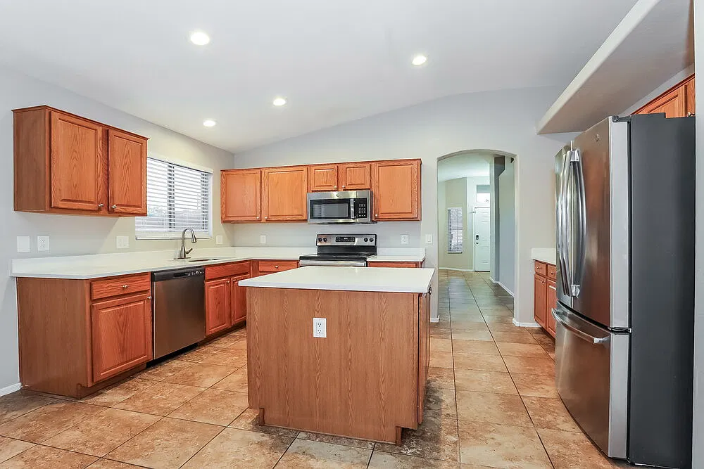 4 bed, 2.0 bath, 1831 sqft, $2,235 — Photo 4