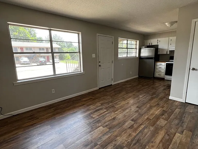 302 E Houston St — Photo 15