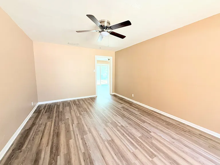 1336 Crestview Dr — Photo 7