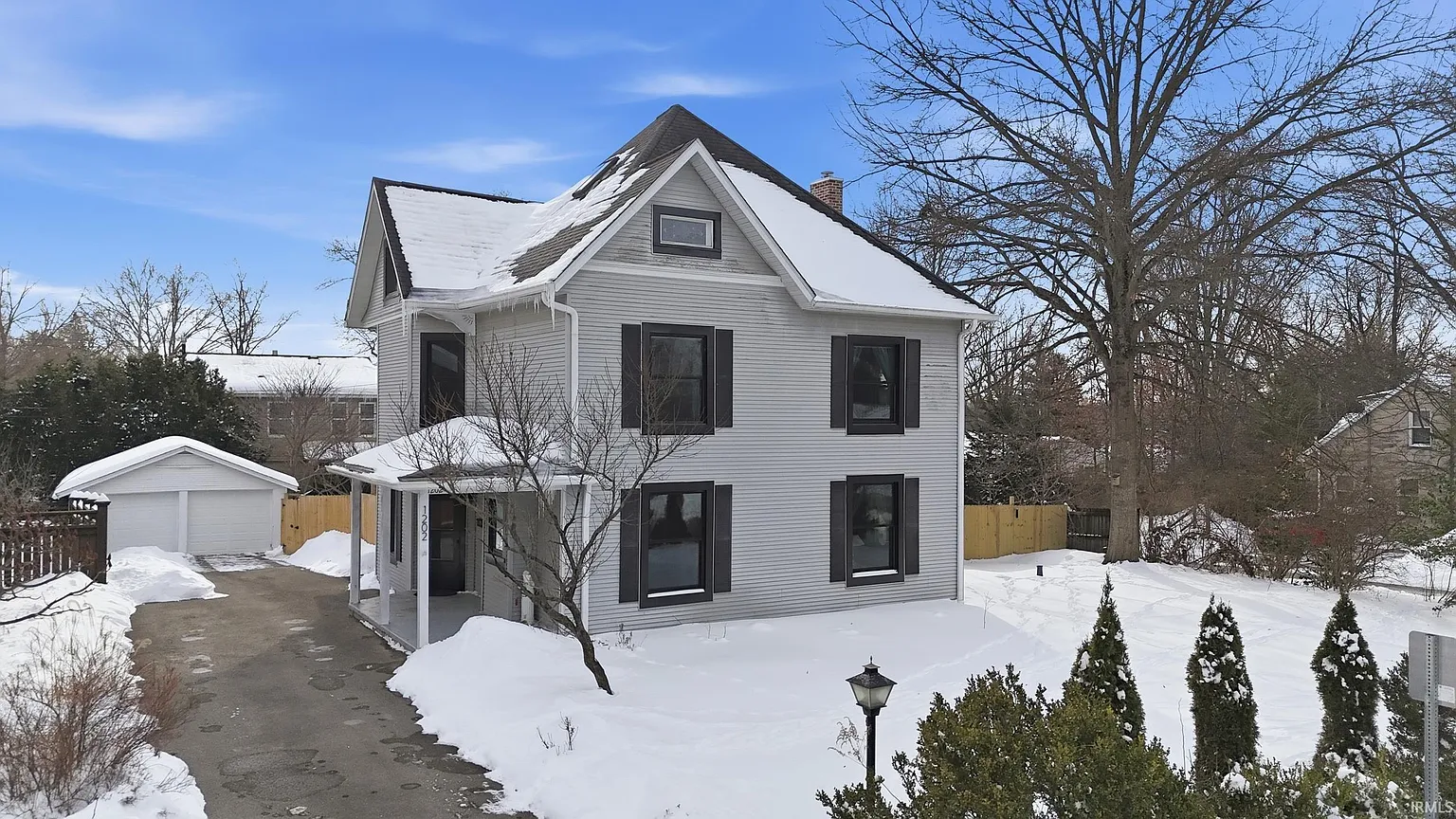 1202 E Maxwell Ln photo 1