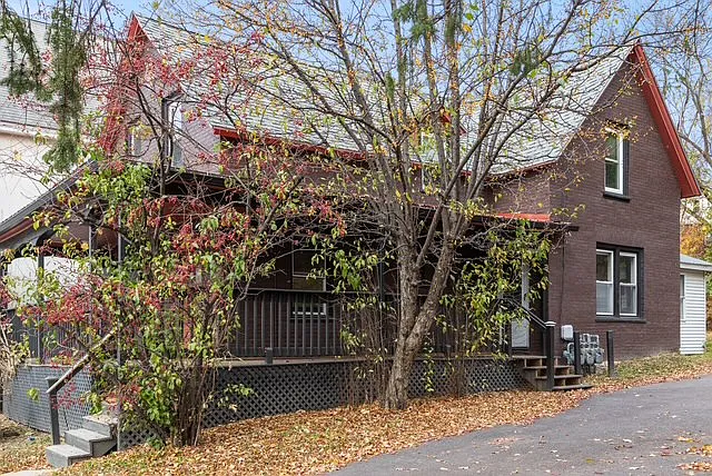 75 Malletts Bay Ave #B — Photo 4