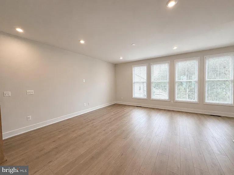 135 Heyford Dr — Photo 10