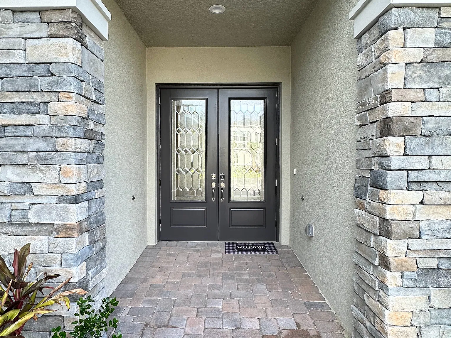 Large 4 Bedroom 4 Bath Home — Photo 3