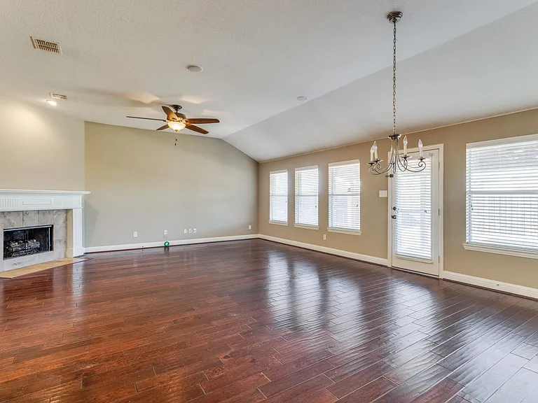 1241 Millers Creek Dr — Photo 4