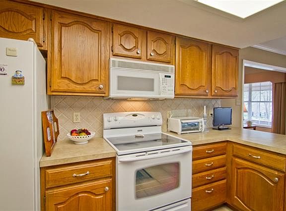 3rd image of 527 Hideaway Ln E