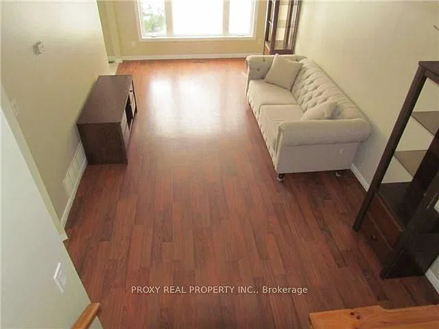 785 Greenfield Cres — Photo 5