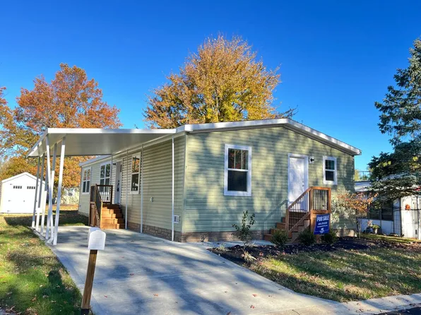 7 Pageant Ln, Olmsted Falls, OH 44138