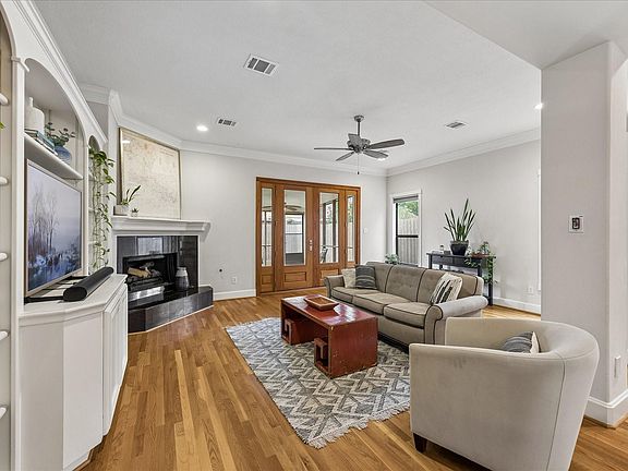 3rd image of 1614 Castle Ct