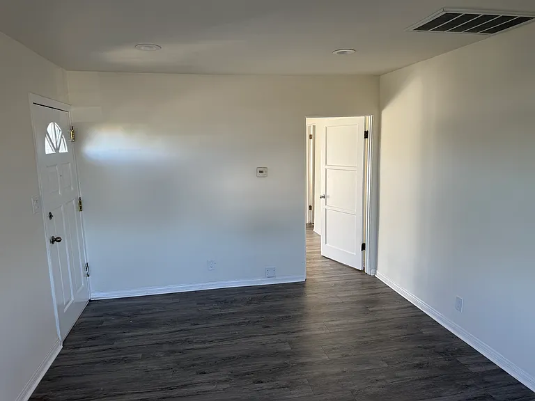 4216 1/2 W Victory Blvd #1/2 — Photo 6