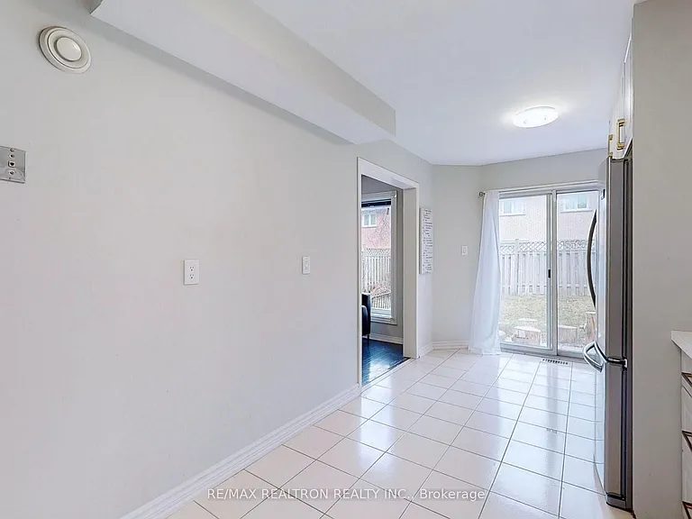8 Estoril St #UPPER — Photo 9