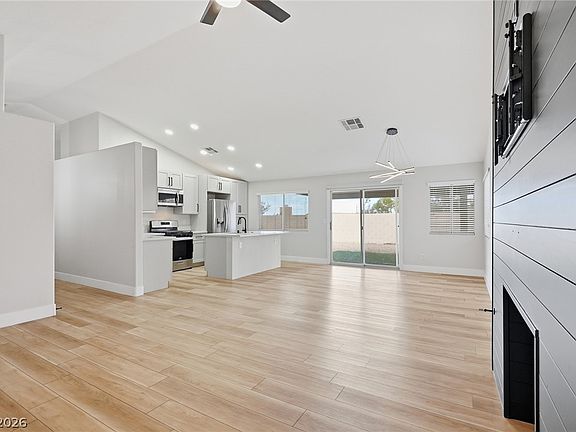 4th image of 113 Tamarack Dr