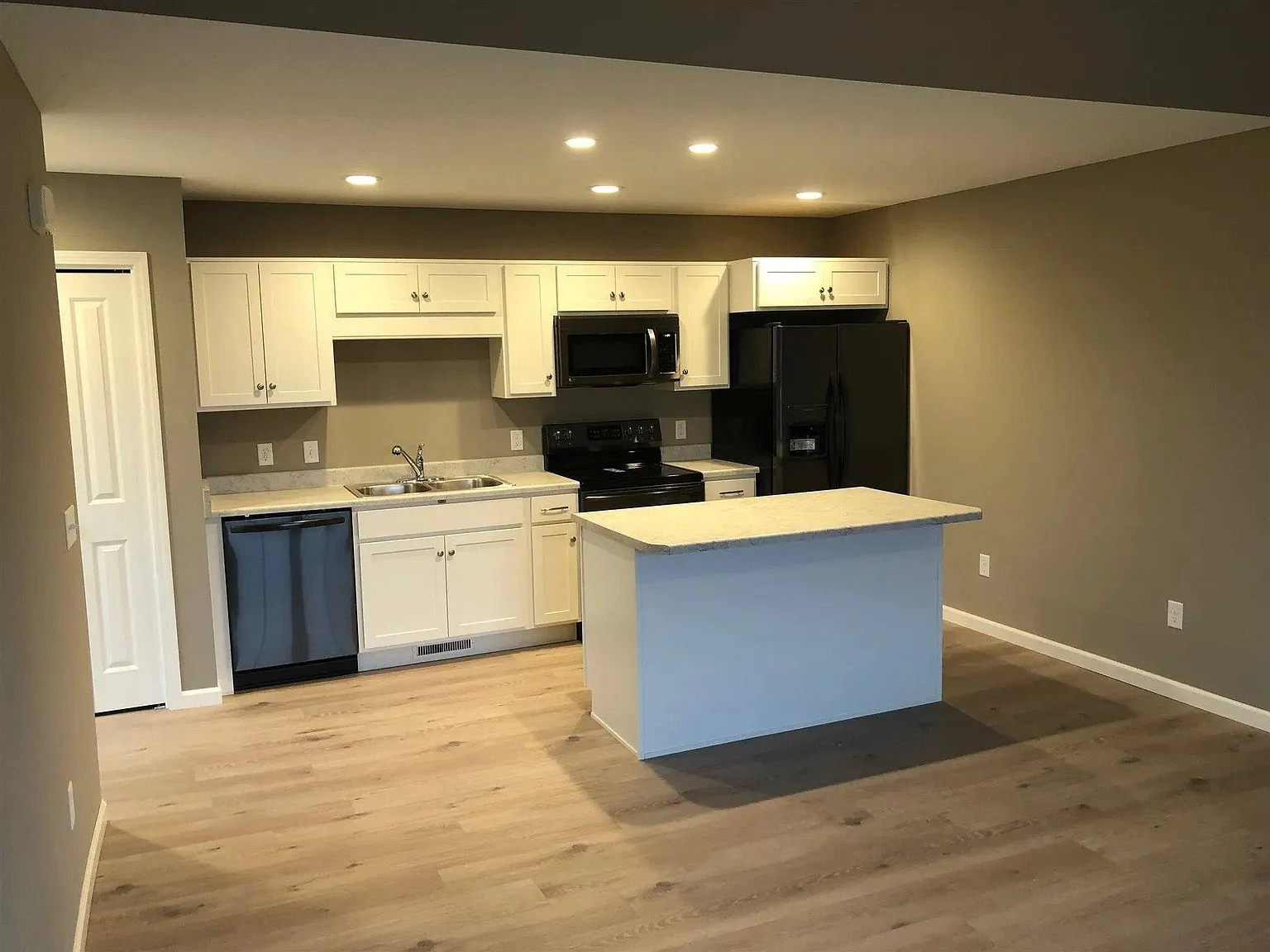2 bed, 1100 sqft, $1,595 — Photo 3