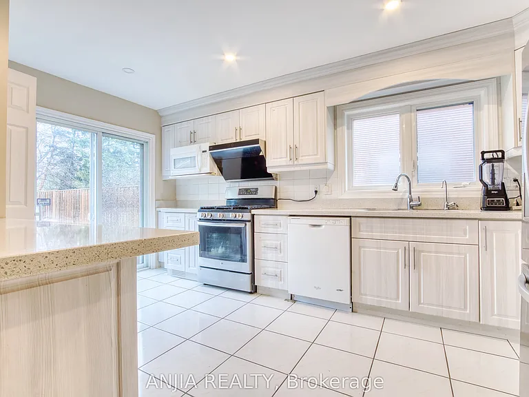 37 Allangrove Cres #2 — Photo 9