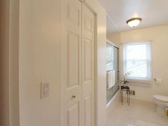 5th image of 798 N Shady Hollow Cir