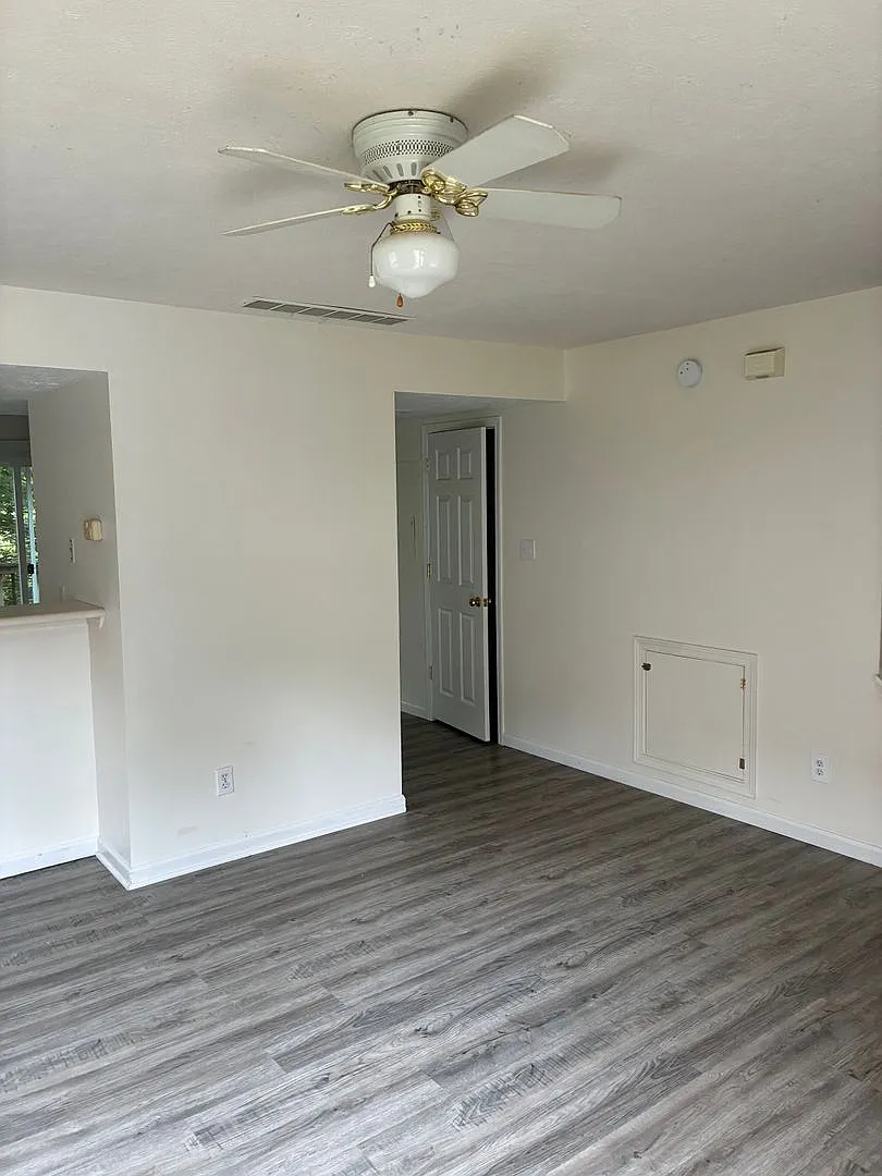 Oaklawn Park: 3 Bedroom 2.5 bath Townhome — Photo 3