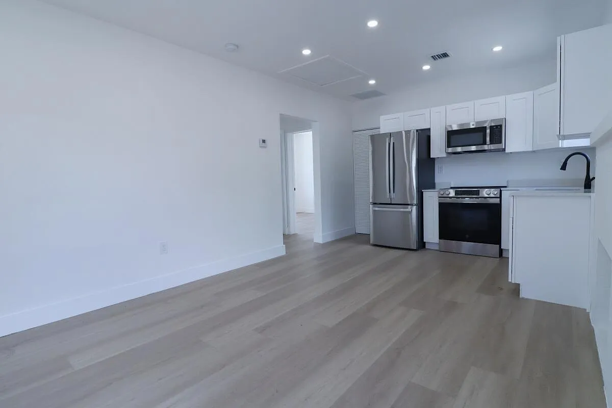 3 bed, 1.0 bath, 1366 sqft, $2,750 — Photo 3