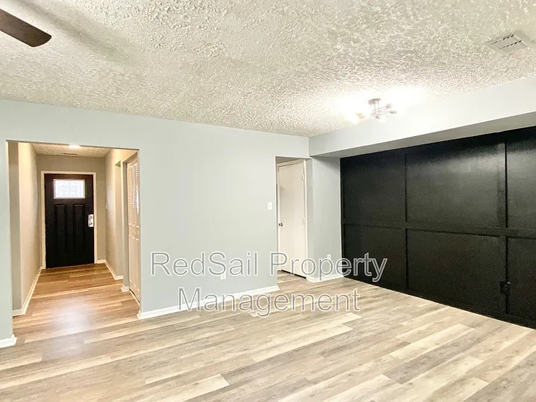 1449 Longdale Dr — Photo 4