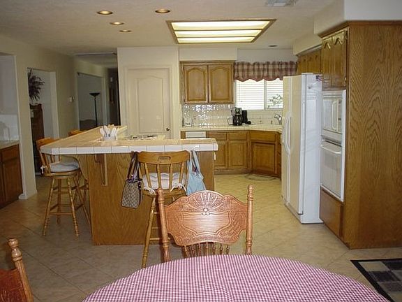 Large breakfast bar and nook