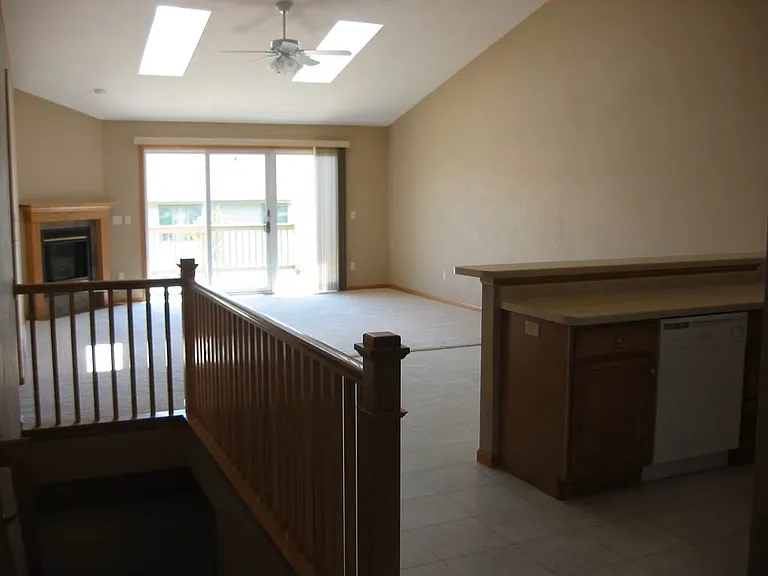 605 Kramer Ln — Photo 2