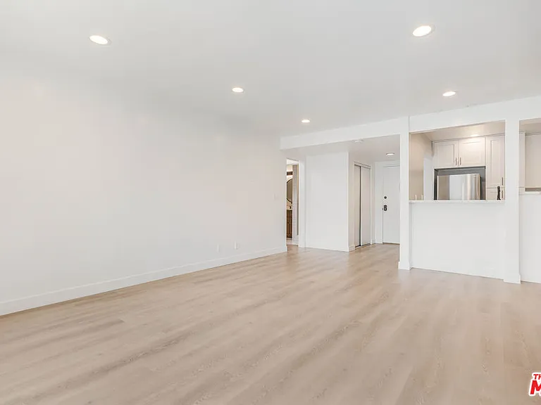 6275 Canterbury Dr #210 — Photo 5