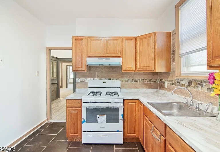 kitchen (side angle)