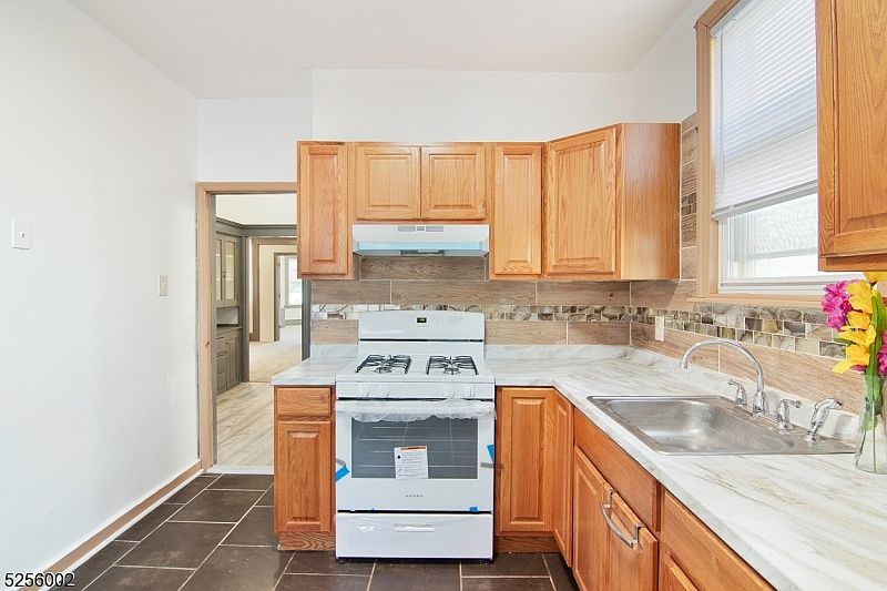 kitchen (side angle)