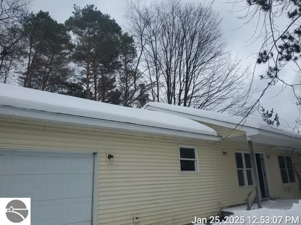 556 Crystal Ave, Frankfort, MI 49635