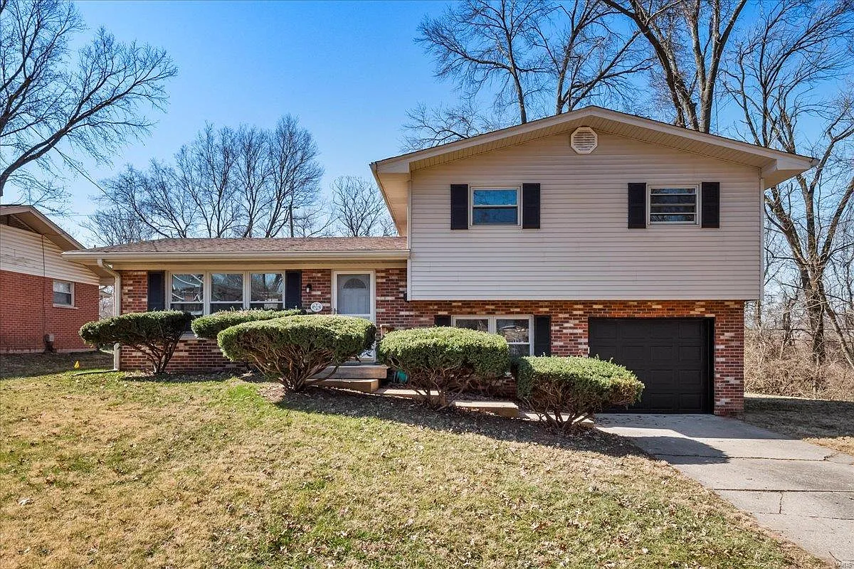 1413 Express Dr photo 1