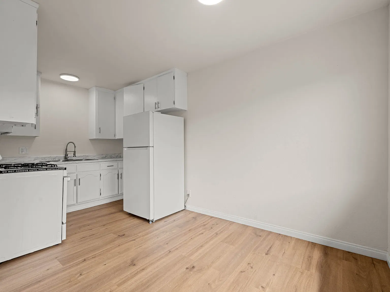 14634 Blythe St — Photo 3