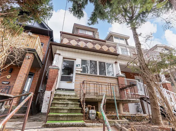 97 Pendrith St, Toronto, ON M6G 1R8