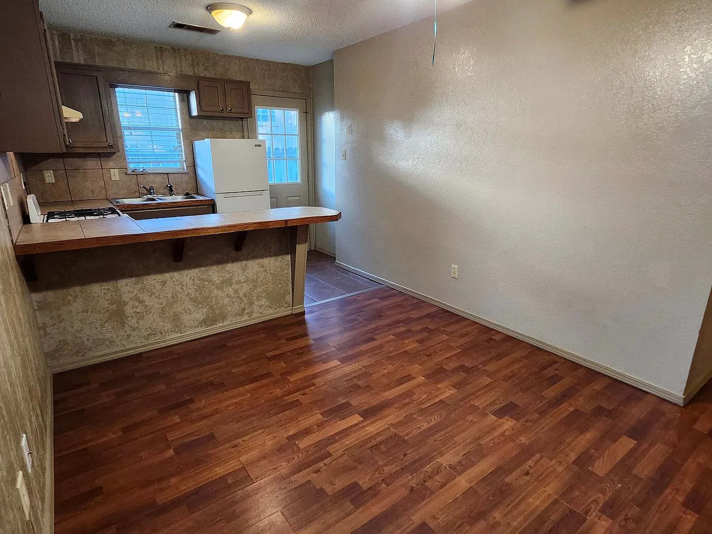 1B/1B End-Unit Apt — Photo 4