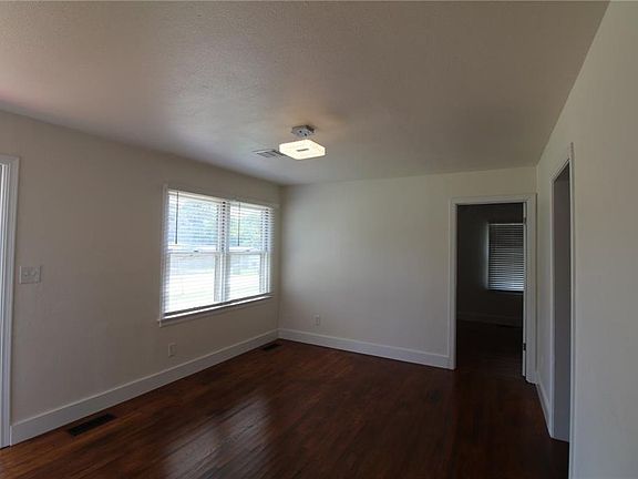 3rd image of 3925 SE 22nd St
