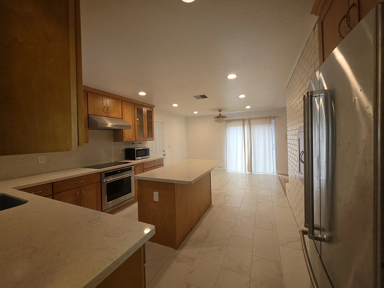 3 bed, 1371 sqft, $4,990 — Photo 3