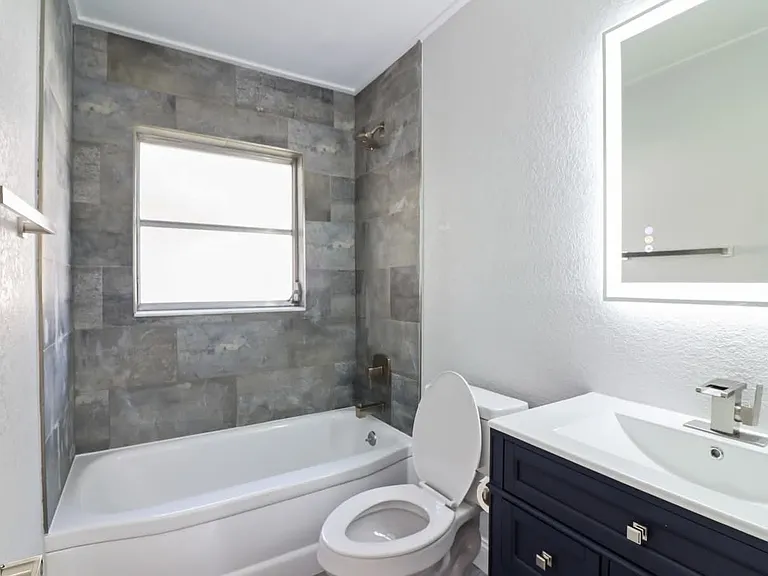 2927 SE 13th St — Photo 7