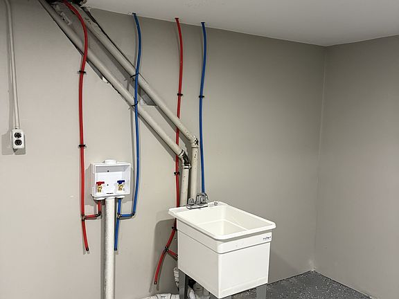 Washer/Dyer area (hook up)