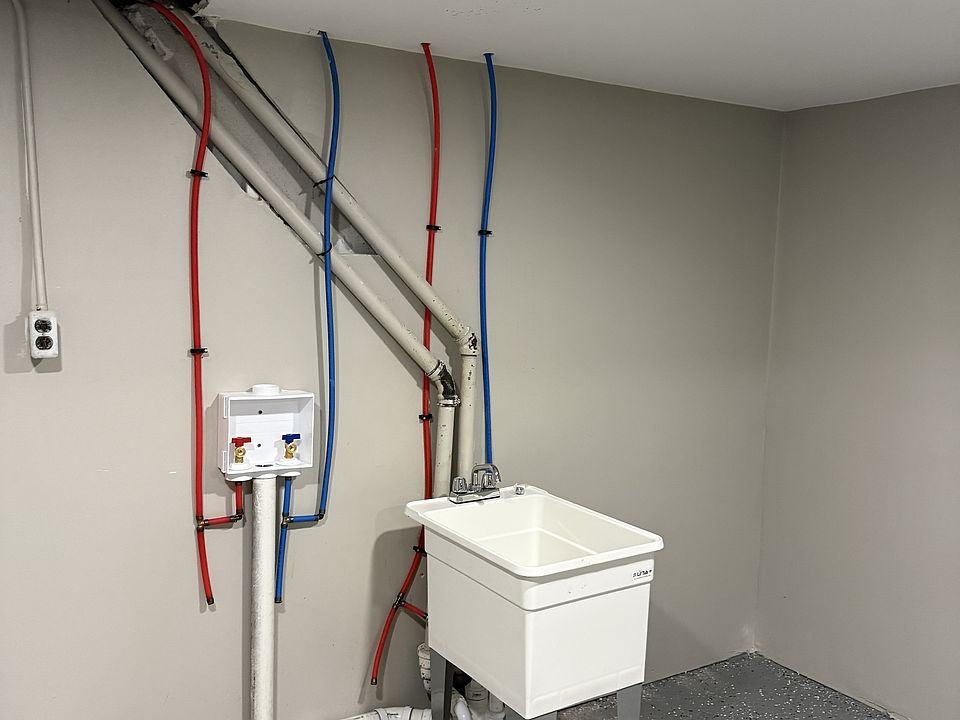 Washer/Dyer area (hook up)