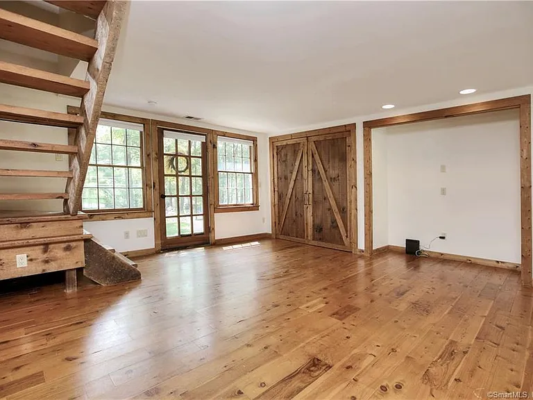 5 Old Mill Rd — Photo 4