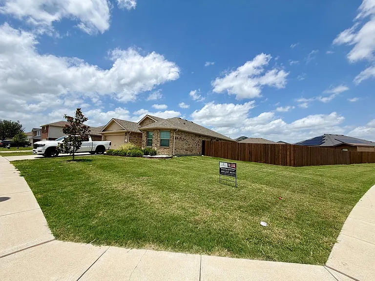 520 Cantebury Park Ln — Photo 17