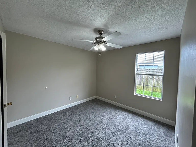 5053 Hawthorn Dr — Photo 6