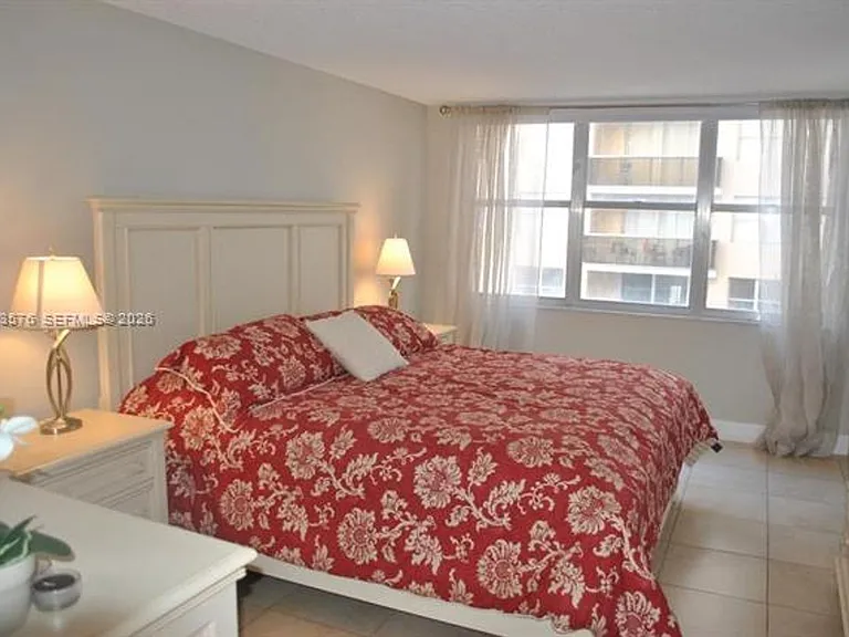 6039 Collins Avenue Cu #1006 — Photo 9